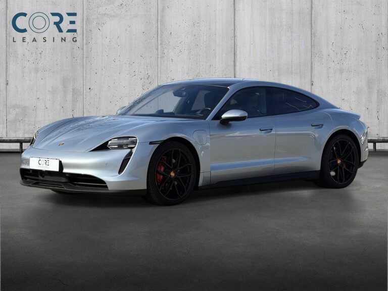 Sølvmetal Porsche Taycan 4S Performance+ fra 2021 parkeret foran en betonmur. CORE Leasing A/S er eksperter i Porsche leasing.