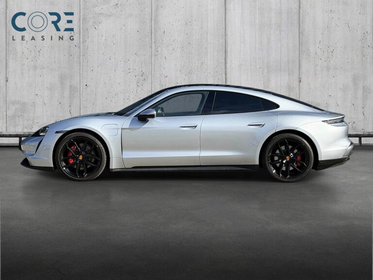 Sølvmetal Porsche Taycan 4S Performance+ fra 2021 parkeret foran en betonmur. CORE Leasing A/S er eksperter i Porsche leasing.