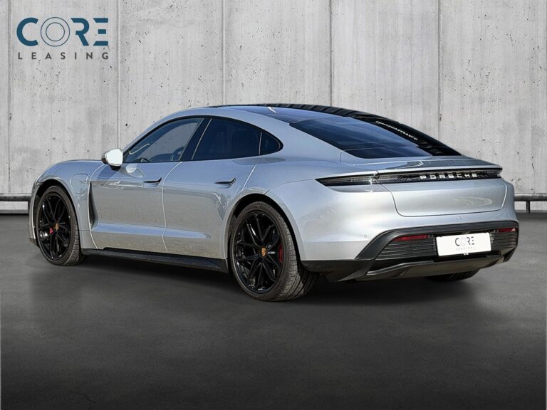 Sølvmetal Porsche Taycan 4S Performance+ fra 2021 parkeret foran en betonmur. CORE Leasing A/S er eksperter i Porsche leasing.