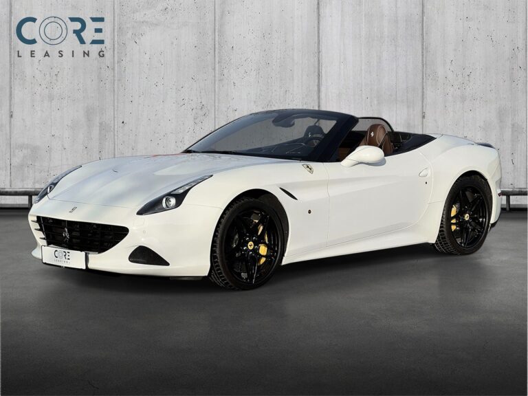 Hvidmetal Ferrari California T F1 fra 2015 parkeret foran en betonmur. CORE Leasing A/S er eksperter i Ferrari leasing.