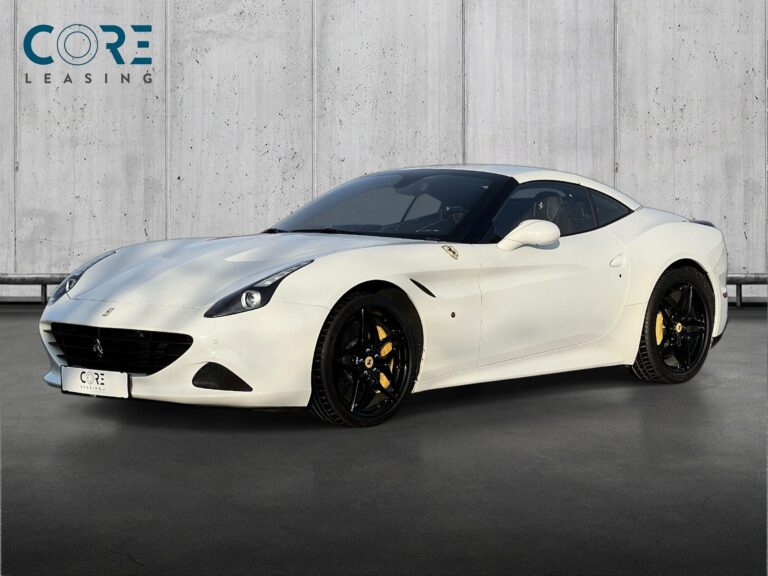Hvidmetal Ferrari California T F1 fra 2015 parkeret foran en betonmur. CORE Leasing A/S er eksperter i Ferrari leasing.