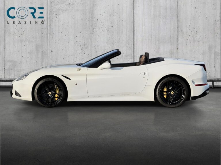 Hvidmetal Ferrari California T F1 fra 2015 parkeret foran en betonmur. CORE Leasing A/S er eksperter i Ferrari leasing.