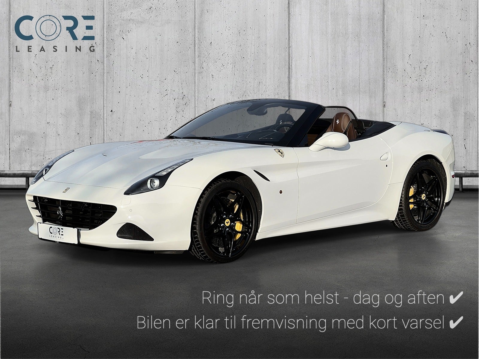 Hvidmetal Ferrari California T F1 fra 2015 parkeret foran en betonmur. CORE Leasing A/S er eksperter i Ferrari leasing.
