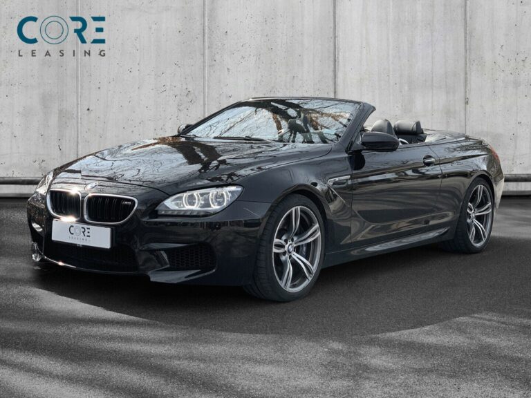 Sortmetal BMW M6 Cabriolet aut. fra 2013 parkeret foran en betonmur. CORE Leasing A/S er eksperter i BMW leasing.