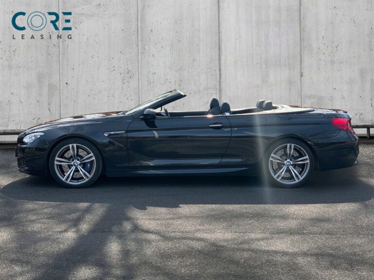 Sortmetal BMW M6 Cabriolet aut. fra 2013 parkeret foran en betonmur. CORE Leasing A/S er eksperter i BMW leasing.