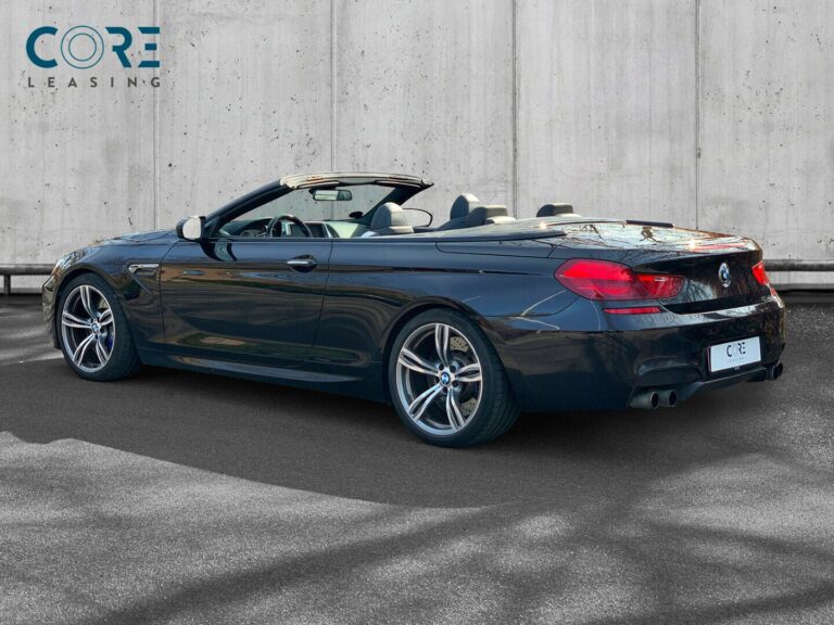 Sortmetal BMW M6 Cabriolet aut. fra 2013 parkeret foran en betonmur. CORE Leasing A/S er eksperter i BMW leasing.
