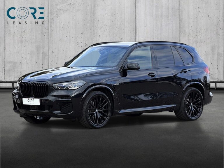 Sortmetal BMW X5 xDrive45e M-Sport aut. fra 2023 parkeret foran en betonmur. CORE Leasing A/S er eksperter i BMW leasing.