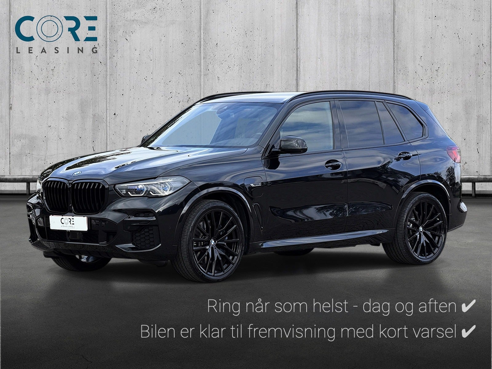 Sortmetal BMW X5 xDrive45e M-Sport aut. fra 2023 parkeret foran en betonmur. CORE Leasing A/S er eksperter i BMW leasing.