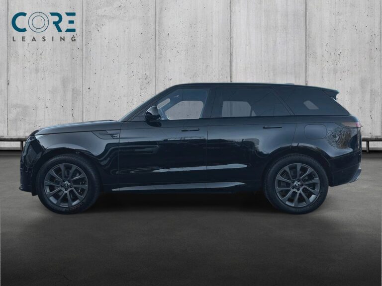 Sortmetal Land Rover Range Rover Sport P460e Dynamic HSE aut. fra 2024 parkeret foran en betonmur. CORE Leasing A/S er eksperter i Land Rover leasing.