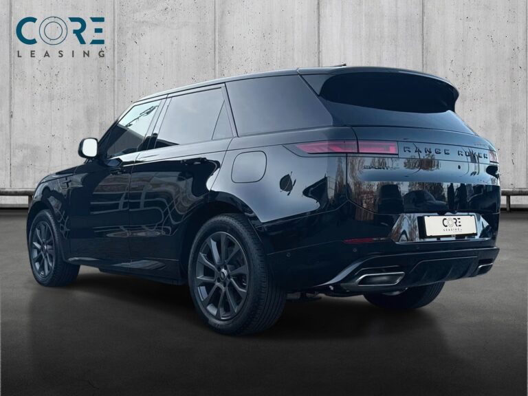 Sortmetal Land Rover Range Rover Sport P460e Dynamic HSE aut. fra 2024 parkeret foran en betonmur. CORE Leasing A/S er eksperter i Land Rover leasing.