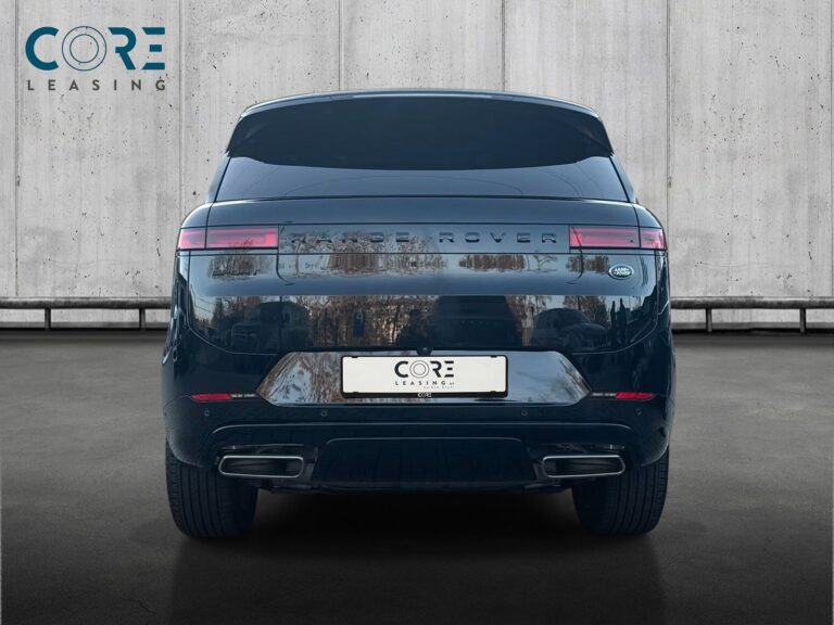 Sortmetal Land Rover Range Rover Sport P460e Dynamic HSE aut. fra 2024 parkeret foran en betonmur. CORE Leasing A/S er eksperter i Land Rover leasing.