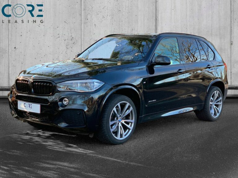 Sortmetal BMW X5 xDrive40d aut. fra 2016 parkeret foran en betonmur. CORE Leasing A/S er eksperter i BMW leasing.