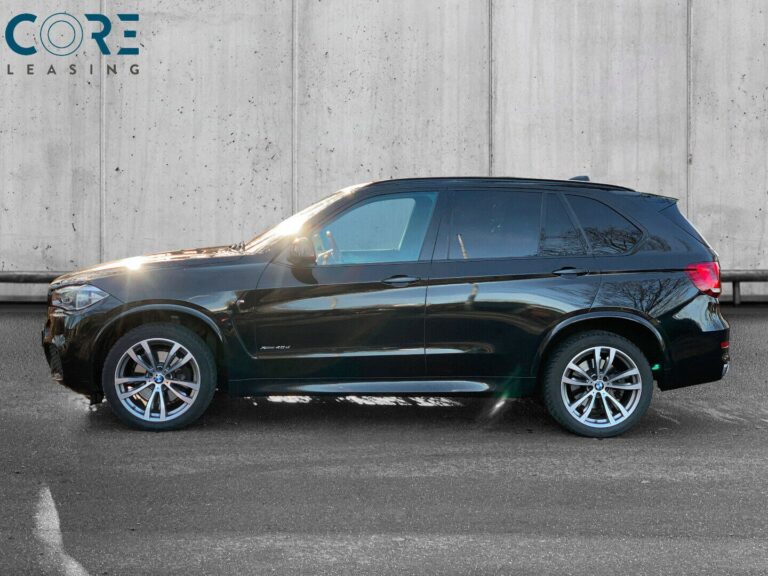 Sortmetal BMW X5 xDrive40d aut. fra 2016 parkeret foran en betonmur. CORE Leasing A/S er eksperter i BMW leasing.