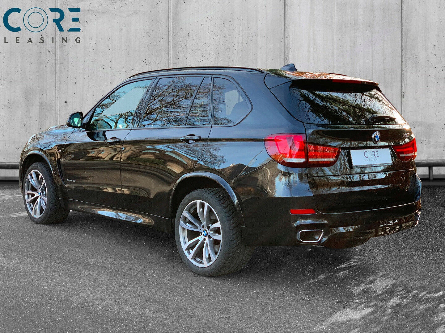 Sortmetal BMW X5 xDrive40d aut. fra 2016 parkeret foran en betonmur. CORE Leasing A/S er eksperter i BMW leasing.