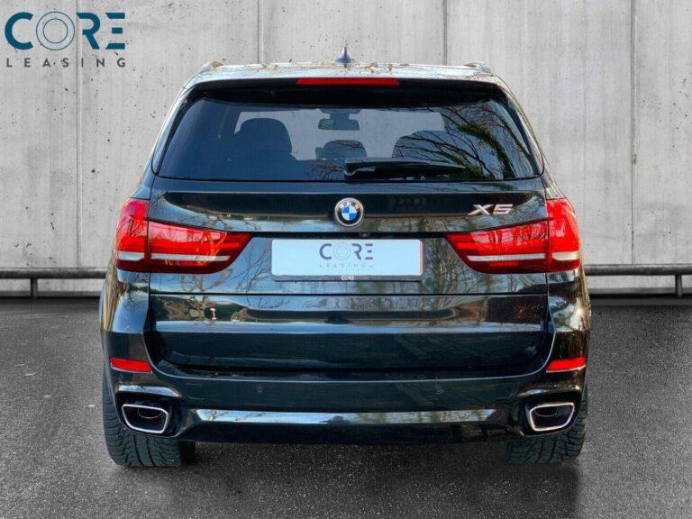 Sortmetal BMW X5 xDrive40d aut. fra 2016 parkeret foran en betonmur. CORE Leasing A/S er eksperter i BMW leasing.