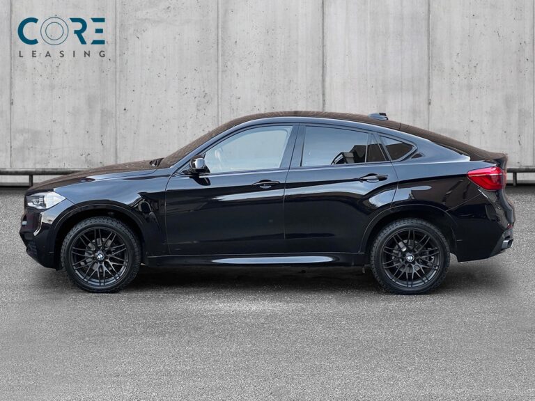 Sortmetal BMW X6 xDrive30d aut. fra 2016 parkeret foran en betonmur. CORE Leasing A/S er eksperter i BMW leasing.