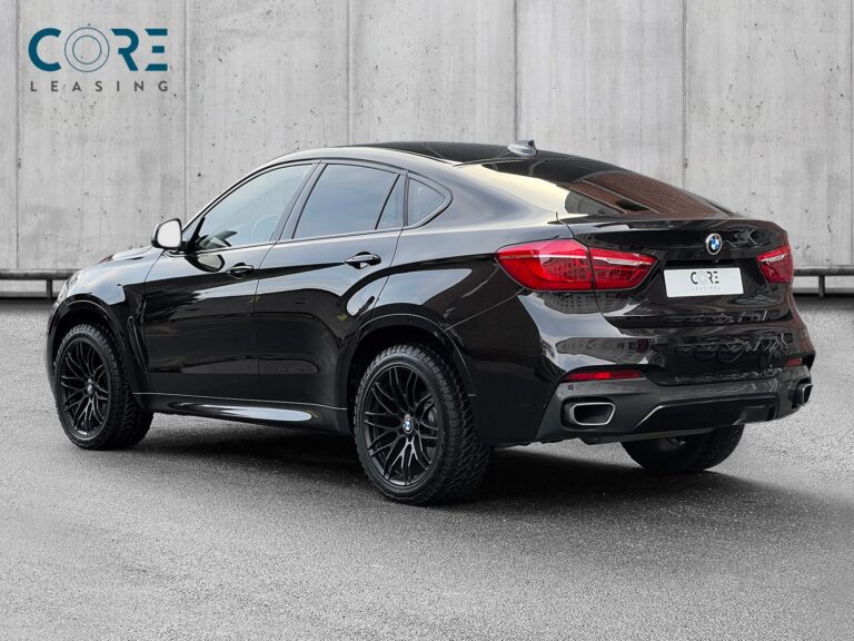Sortmetal BMW X6 xDrive30d aut. fra 2016 parkeret foran en betonmur. CORE Leasing A/S er eksperter i BMW leasing.
