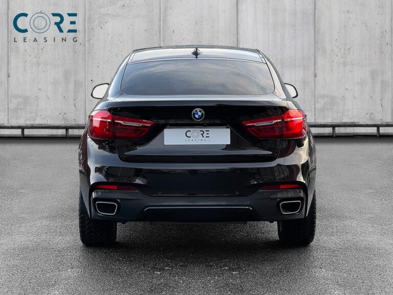 Sortmetal BMW X6 xDrive30d aut. fra 2016 parkeret foran en betonmur. CORE Leasing A/S er eksperter i BMW leasing.