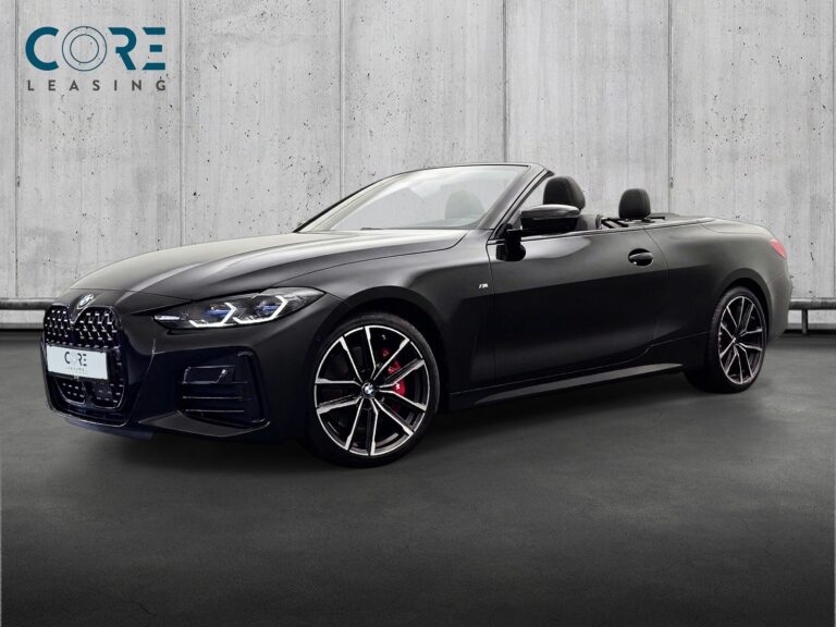 Sortmetal BMW M440i Cabriolet Connected xDrive aut. fra 2022 parkeret foran en betonmur. CORE Leasing A/S er eksperter i BMW leasing.