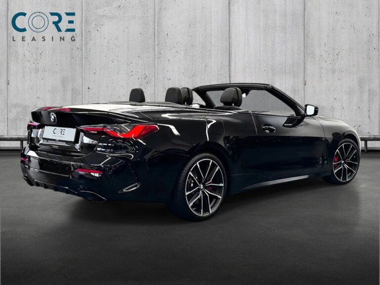 Sortmetal BMW M440i Cabriolet Connected xDrive aut. fra 2022 parkeret foran en betonmur. CORE Leasing A/S er eksperter i BMW leasing.
