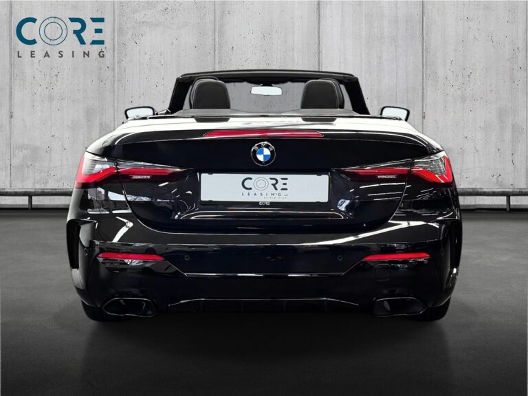 Sortmetal BMW M440i Cabriolet Connected xDrive aut. fra 2022 parkeret foran en betonmur. CORE Leasing A/S er eksperter i BMW leasing.