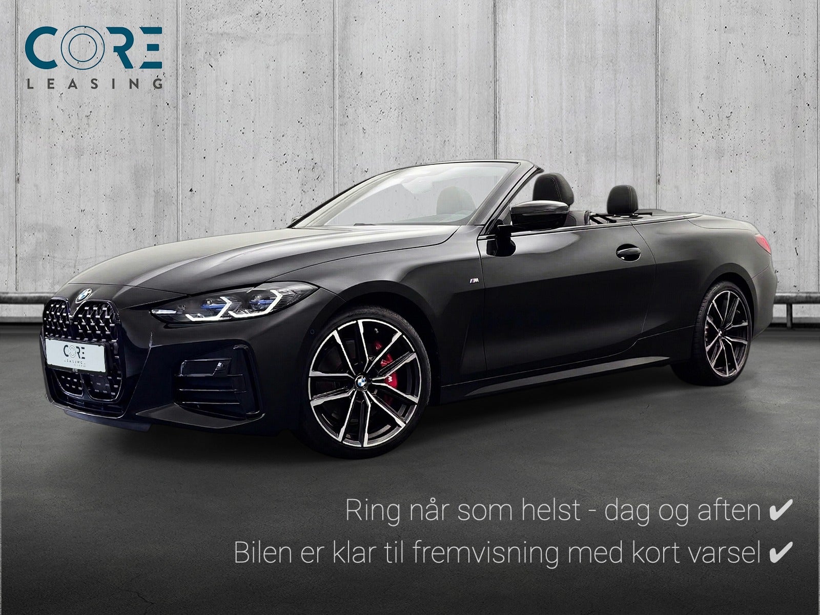 Sortmetal BMW M440i Cabriolet Connected xDrive aut. fra 2022 parkeret foran en betonmur. CORE Leasing A/S er eksperter i BMW leasing.