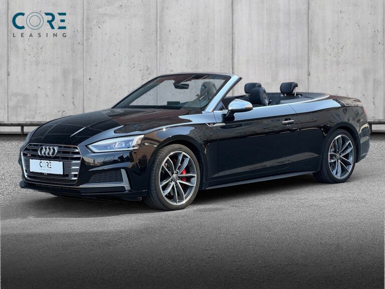 Sortmetal Audi S5 TFSi Cabriolet quattro Tiptr. fra 2017 parkeret foran en betonmur. CORE Leasing A/S er eksperter i Audi leasing.