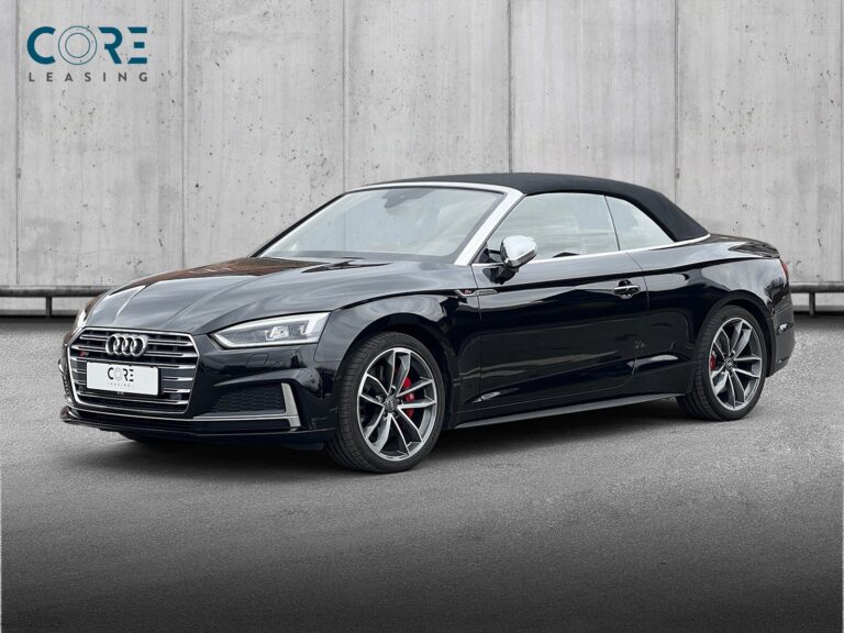 Sortmetal Audi S5 TFSi Cabriolet quattro Tiptr. fra 2017 parkeret foran en betonmur. CORE Leasing A/S er eksperter i Audi leasing.