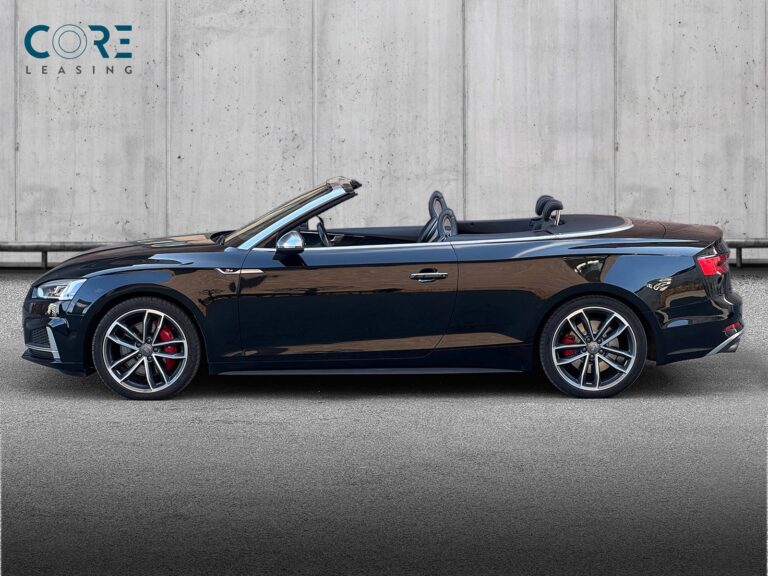 Sortmetal Audi S5 TFSi Cabriolet quattro Tiptr. fra 2017 parkeret foran en betonmur. CORE Leasing A/S er eksperter i Audi leasing.