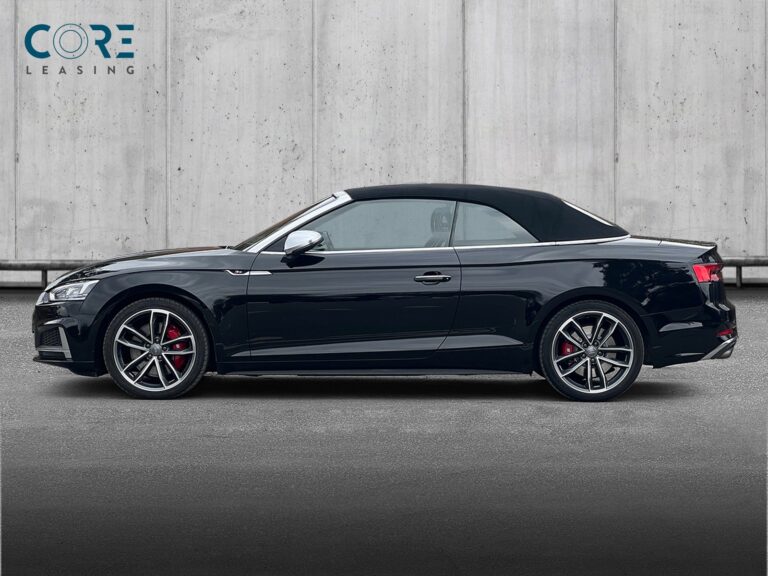 Sortmetal Audi S5 TFSi Cabriolet quattro Tiptr. fra 2017 parkeret foran en betonmur. CORE Leasing A/S er eksperter i Audi leasing.