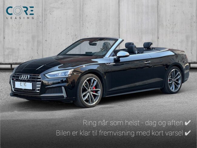 Sortmetal Audi S5 TFSi Cabriolet quattro Tiptr. fra 2017 parkeret foran en betonmur. CORE Leasing A/S er eksperter i Audi leasing.