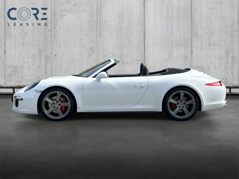 Hvidmetal Porsche 911 Carrera 4S Cabriolet PDK fra 2013 parkeret foran en betonmur. CORE Leasing A/S er eksperter i Porsche leasing.
