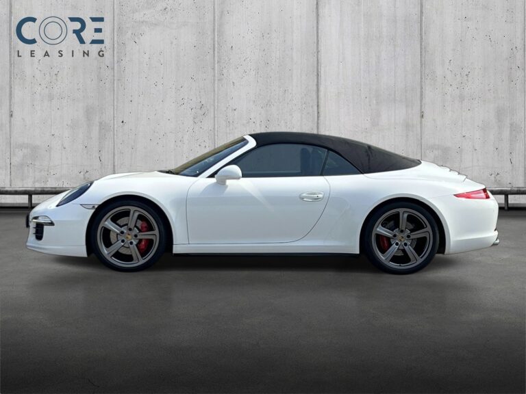 Hvidmetal Porsche 911 Carrera 4S Cabriolet PDK fra 2013 parkeret foran en betonmur. CORE Leasing A/S er eksperter i Porsche leasing.