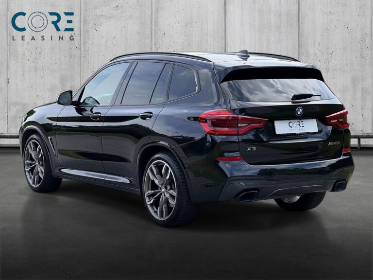 Sortmetal BMW X3 M40i xDrive aut. fra 2019 parkeret foran en betonmur. CORE Leasing A/S er eksperter i BMW leasing.