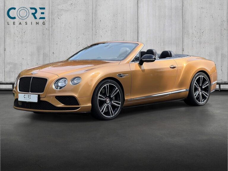Guldmetal Bentley Continental GTC V8 S aut. fra 2016 parkeret foran en betonmur. CORE Leasing A/S er eksperter i Bentley leasing.