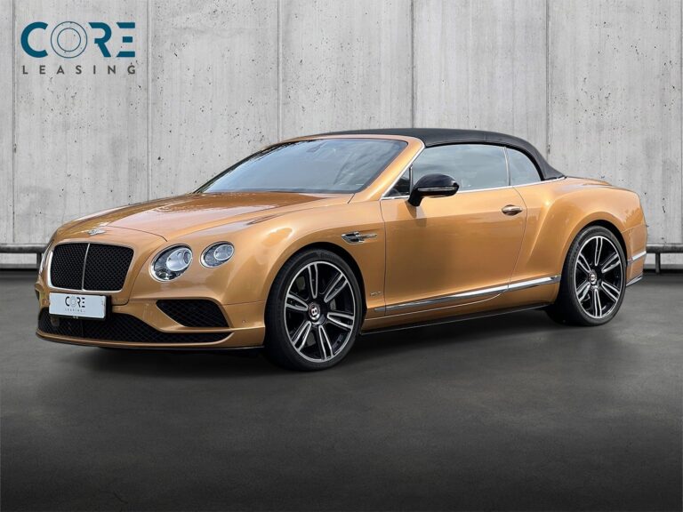 Guldmetal Bentley Continental GTC V8 S aut. fra 2016 parkeret foran en betonmur. CORE Leasing A/S er eksperter i Bentley leasing.