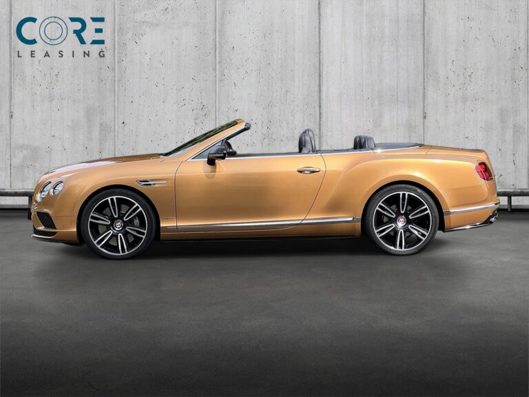 Guldmetal Bentley Continental GTC V8 S aut. fra 2016 parkeret foran en betonmur. CORE Leasing A/S er eksperter i Bentley leasing.