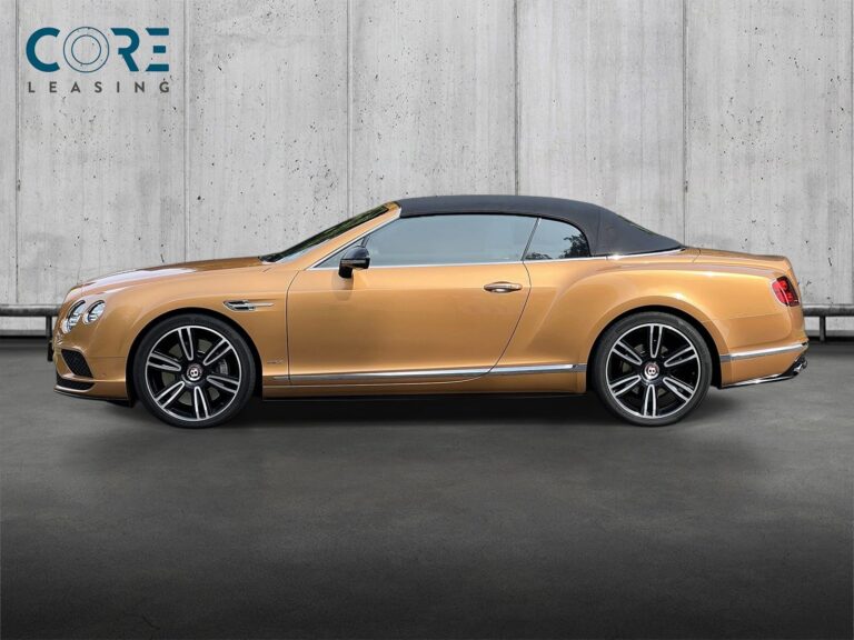 Guldmetal Bentley Continental GTC V8 S aut. fra 2016 parkeret foran en betonmur. CORE Leasing A/S er eksperter i Bentley leasing.