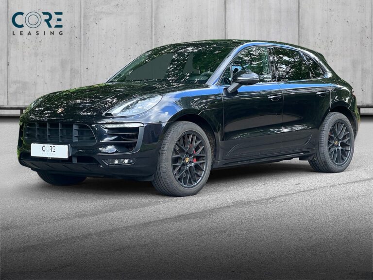 Sortmetal Porsche Macan GTS PDK fra 2016 parkeret foran en betonmur. CORE Leasing A/S er eksperter i Porsche leasing.