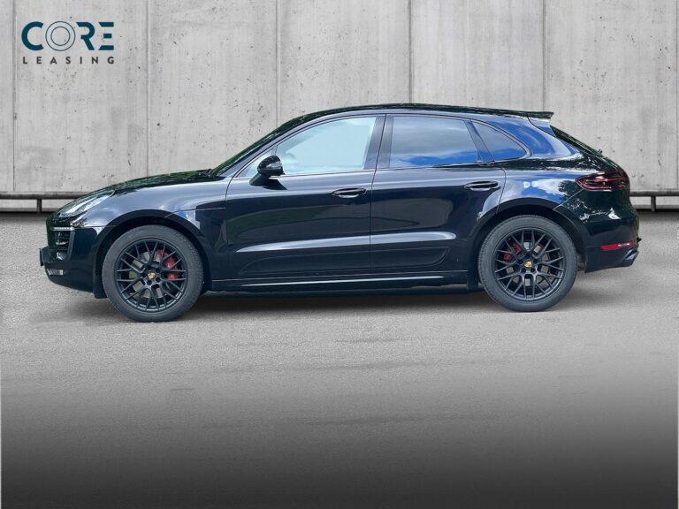 Sortmetal Porsche Macan GTS PDK fra 2016 parkeret foran en betonmur. CORE Leasing A/S er eksperter i Porsche leasing.