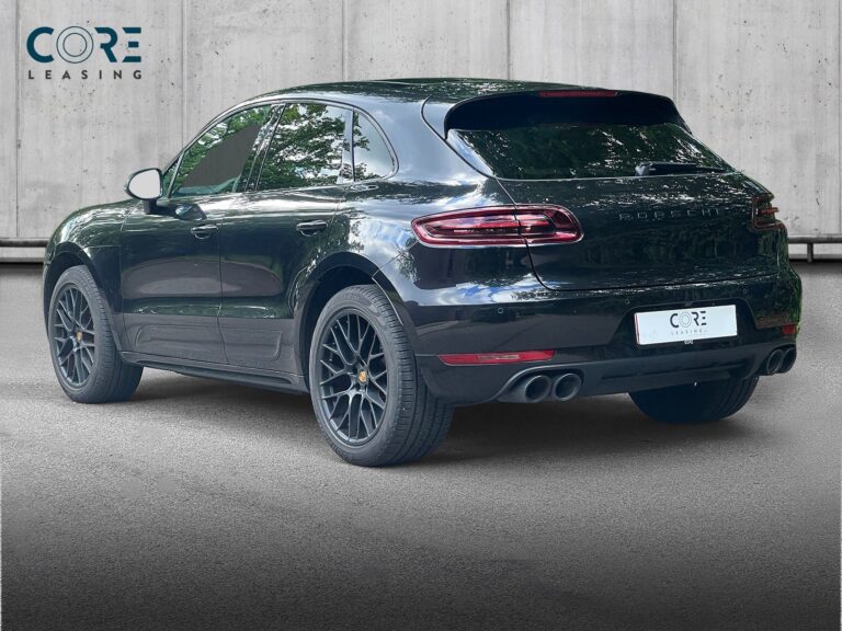 Sortmetal Porsche Macan GTS PDK fra 2016 parkeret foran en betonmur. CORE Leasing A/S er eksperter i Porsche leasing.