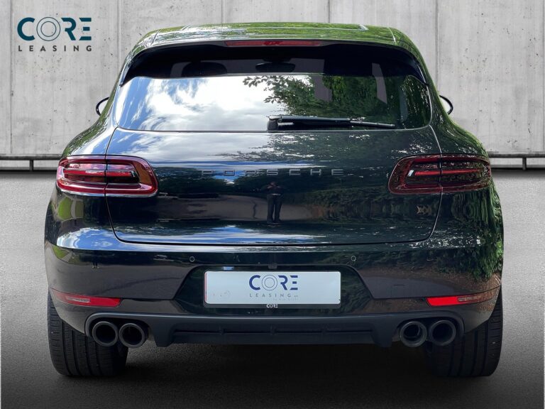 Sortmetal Porsche Macan GTS PDK fra 2016 parkeret foran en betonmur. CORE Leasing A/S er eksperter i Porsche leasing.