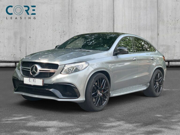 Sølvmetal Mercedes GLE63 AMG S Coupé aut. 4Matic fra 2016 parkeret foran en betonmur. CORE Leasing A/S er eksperter i Mercedes leasing.