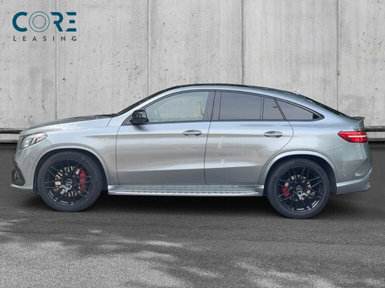 Sølvmetal Mercedes GLE63 AMG S Coupé aut. 4Matic fra 2016 parkeret foran en betonmur. CORE Leasing A/S er eksperter i Mercedes leasing.
