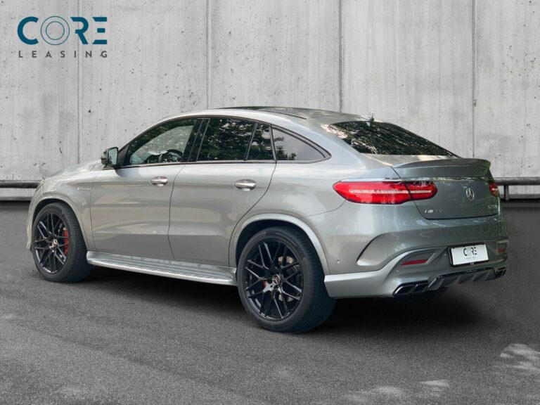 Sølvmetal Mercedes GLE63 AMG S Coupé aut. 4Matic fra 2016 parkeret foran en betonmur. CORE Leasing A/S er eksperter i Mercedes leasing.