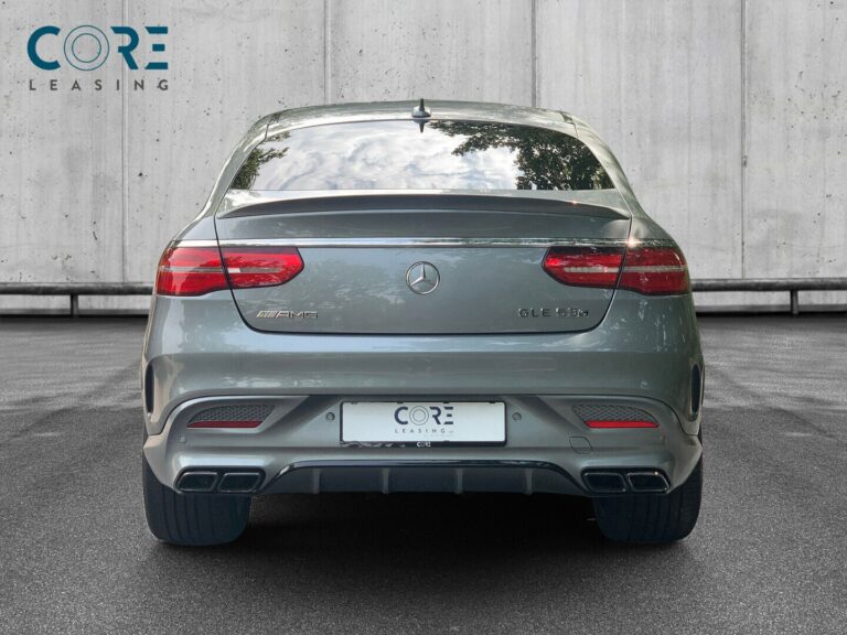 Sølvmetal Mercedes GLE63 AMG S Coupé aut. 4Matic fra 2016 parkeret foran en betonmur. CORE Leasing A/S er eksperter i Mercedes leasing.