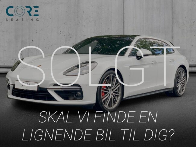 Hvidmetal Porsche Panamera Turbo Sport Turismo PDK fra 2017 parkeret foran en betonmur. CORE Leasing A/S er eksperter i Porsche leasing.