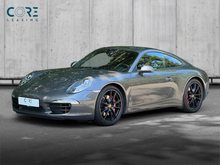 Gråmetal Porsche 911 Carrera S Coupé fra 2011 parkeret foran en betonmur. CORE Leasing A/S er eksperter i Porsche leasing.