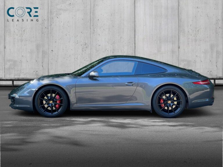 Gråmetal Porsche 911 Carrera S Coupé fra 2011 parkeret foran en betonmur. CORE Leasing A/S er eksperter i Porsche leasing.
