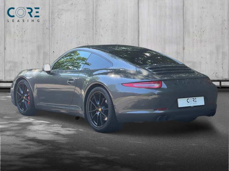 Gråmetal Porsche 911 Carrera S Coupé fra 2011 parkeret foran en betonmur. CORE Leasing A/S er eksperter i Porsche leasing.